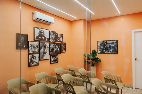 Sala de espera da Humaniza Gyn com galeria de fotografias de nascimento